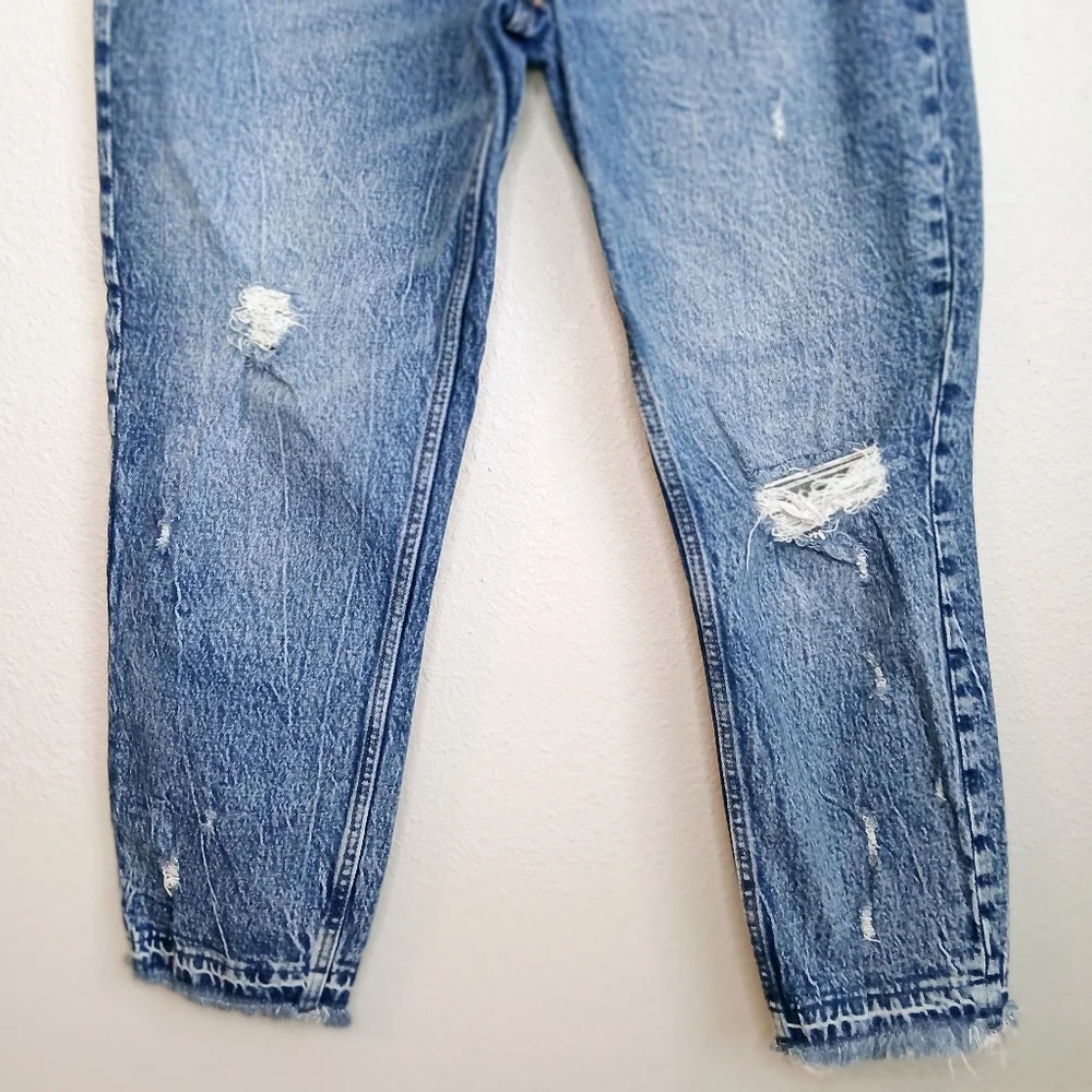 Abercrombe & Fitch High Rise Mom Jean Distressed  Size 4 Short